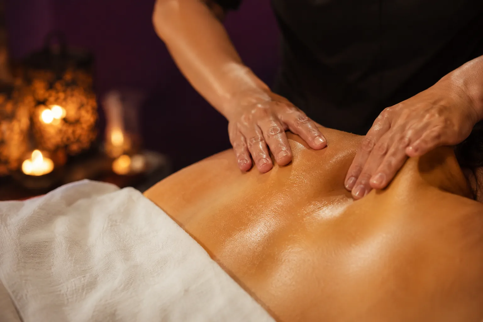 Sırt masajı uygulaması — Lila Spa, Merter misafirlerine hizmet veren salon